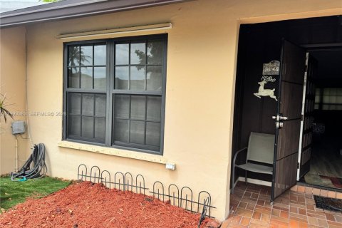 House in Miramar, Florida 2 bedrooms, 84.73 sq.m. № 2062691 - photo 2