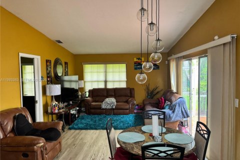 House in Miramar, Florida 2 bedrooms, 84.73 sq.m. № 2062691 - photo 5