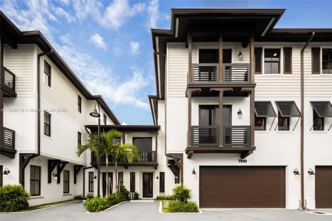 Townhouse in Pinecrest, Florida 4 bedrooms, 292.18 sq.m. № 1804134 - photo 1