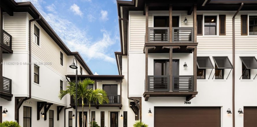 Townhouse in Pinecrest, Florida 4 bedrooms, 292.18 sq.m. № 1804134