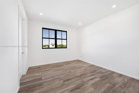 Townhouse in Pinecrest, Florida 4 bedrooms, 292.18 sq.m. № 1804134 - photo 19