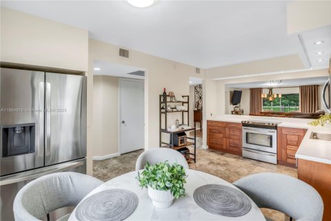 Condominio en venta en Pembroke Pines, Florida, 2 dormitorios, 140 m2 № 1947474 - foto 6