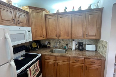 Condo in Deerfield Beach, Florida, 1 bedroom  № 2014506 - photo 9