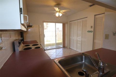 House in Cutler Bay, Florida 3 bedrooms, 127.18 sq.m. № 1988767 - photo 9