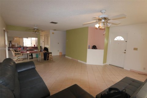 House in Cutler Bay, Florida 3 bedrooms, 127.18 sq.m. № 1988767 - photo 5