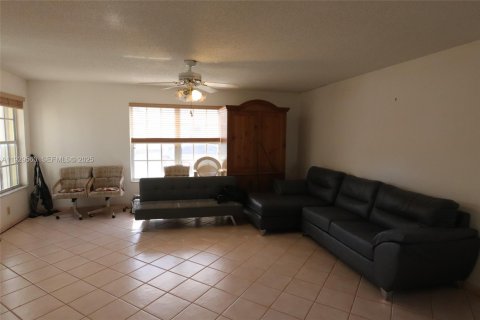 House in Cutler Bay, Florida 3 bedrooms, 127.18 sq.m. № 1988767 - photo 3