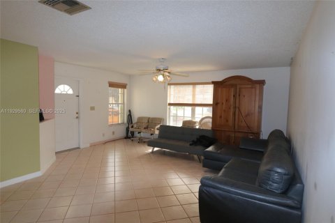 House in Cutler Bay, Florida 3 bedrooms, 127.18 sq.m. № 1988767 - photo 4
