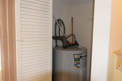 House in Cutler Bay, Florida 3 bedrooms, 127.18 sq.m. № 1988767 - photo 13