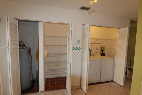 House in Cutler Bay, Florida 3 bedrooms, 127.18 sq.m. № 1988767 - photo 10