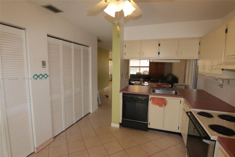 House in Cutler Bay, Florida 3 bedrooms, 127.18 sq.m. № 1988767 - photo 7