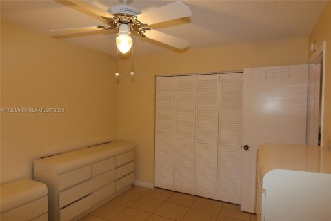 House in Cutler Bay, Florida 3 bedrooms, 127.18 sq.m. № 1988767 - photo 23