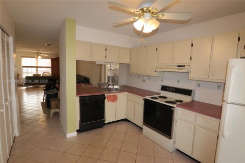 House in Cutler Bay, Florida 3 bedrooms, 127.18 sq.m. № 1988767 - photo 6