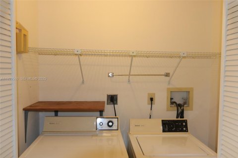 House in Cutler Bay, Florida 3 bedrooms, 127.18 sq.m. № 1988767 - photo 11