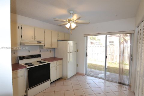 House in Cutler Bay, Florida 3 bedrooms, 127.18 sq.m. № 1988767 - photo 8