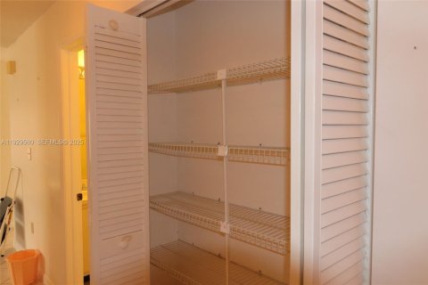 House in Cutler Bay, Florida 3 bedrooms, 127.18 sq.m. № 1988767 - photo 18