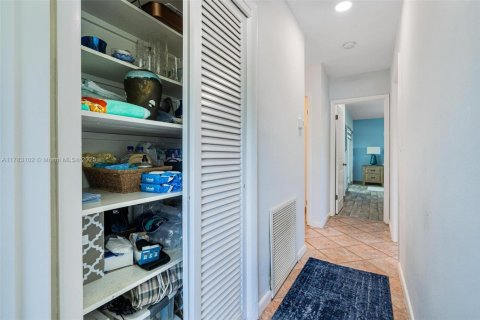 Casa en venta en North Miami Beach, Florida, 4 dormitorios, 194.44 m2 № 1731202 - foto 13