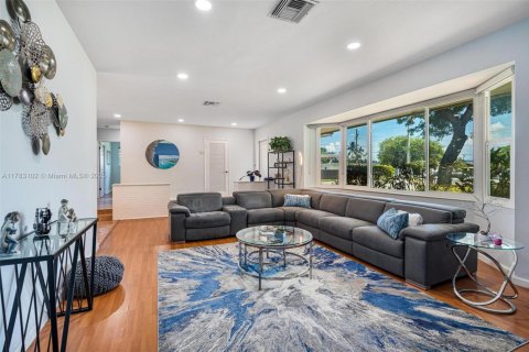 Casa en venta en North Miami Beach, Florida, 4 dormitorios, 194.44 m2 № 1731202 - foto 1