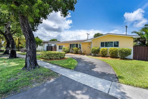 Casa en venta en North Miami Beach, Florida, 4 dormitorios, 194.44 m2 № 1731202 - foto 2