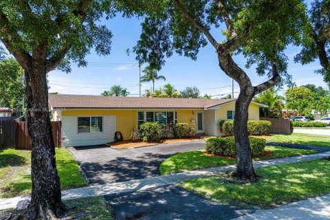 Casa en venta en North Miami Beach, Florida, 4 dormitorios, 194.44 m2 № 1731202 - foto 3