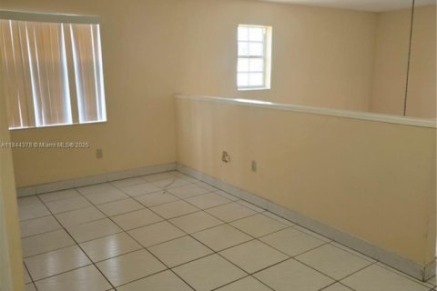 House in Miami, Florida 5 bedrooms, 260.59 sq.m. № 1839466 - photo 12