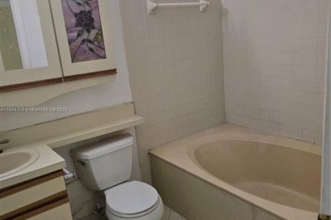 House in Miami, Florida 5 bedrooms, 260.59 sq.m. № 1839466 - photo 11