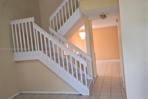 House in Miami, Florida 5 bedrooms, 260.59 sq.m. № 1839466 - photo 2