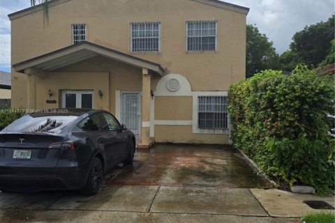 House in Miami, Florida 5 bedrooms, 260.59 sq.m. № 1839466 - photo 1