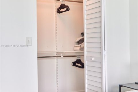 Condo in Miami, Florida, 2 bedrooms  № 2246774 - photo 23