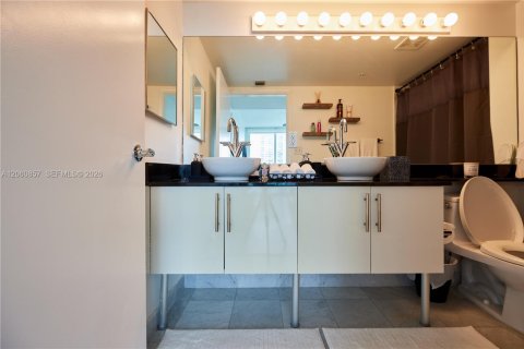 Condo in Miami, Florida, 2 bedrooms  № 2246774 - photo 17