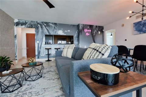 Condo in Miami, Florida, 2 bedrooms  № 2246774 - photo 3