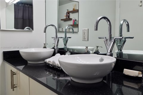 Condo in Miami, Florida, 2 bedrooms  № 2246774 - photo 18