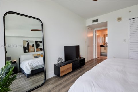 Condo in Miami, Florida, 2 bedrooms  № 2246774 - photo 13