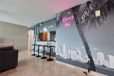 Condo in Miami, Florida, 2 bedrooms  № 2246774 - photo 5