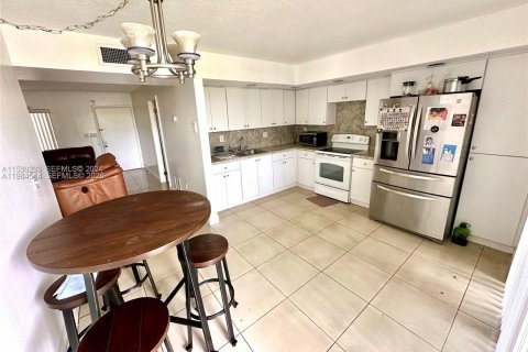 Condo à Miami, Floride, 3 chambres  № 2044883