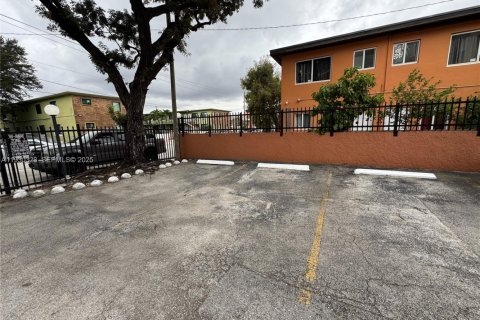 Снять в аренду кондоминиум в Майами, Флорида 2 спальни, 74.41м2, № 2034468 - фото 18