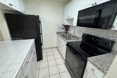 Снять в аренду кондоминиум в Майами, Флорида 2 спальни, 74.41м2, № 2034468 - фото 2