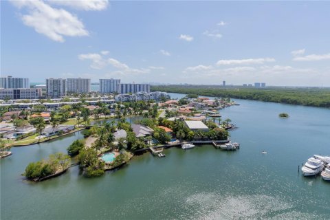 Condo in Sunny Isles Beach, Florida, 2 bedrooms  № 1871638 - photo 26