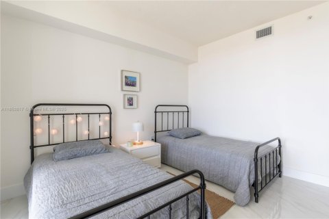 Condo in Sunny Isles Beach, Florida, 2 bedrooms  № 1871638 - photo 19
