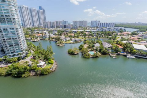 Condo in Sunny Isles Beach, Florida, 2 bedrooms  № 1871638 - photo 25