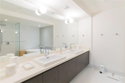 Condo in Sunny Isles Beach, Florida, 2 bedrooms  № 1871638 - photo 14