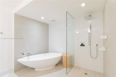 Condo in Sunny Isles Beach, Florida, 2 bedrooms  № 1871638 - photo 15