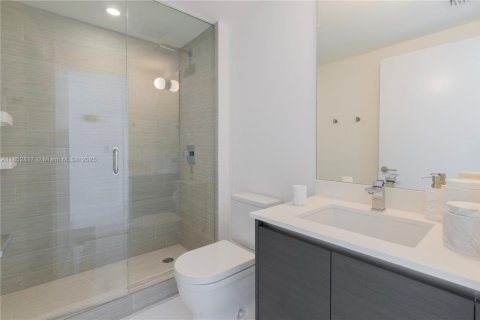 Condo in Sunny Isles Beach, Florida, 2 bedrooms  № 1871638 - photo 17