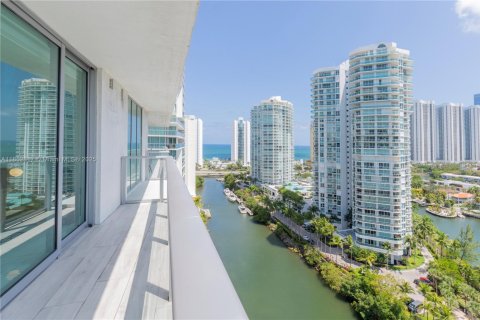 Condo in Sunny Isles Beach, Florida, 2 bedrooms  № 1871638 - photo 23