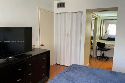 Condo in Hollywood, Florida, 2 bedrooms  № 1997016 - photo 20