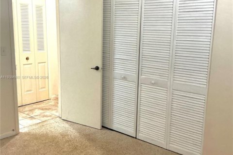 Condo in Hollywood, Florida, 2 bedrooms  № 1997016 - photo 11