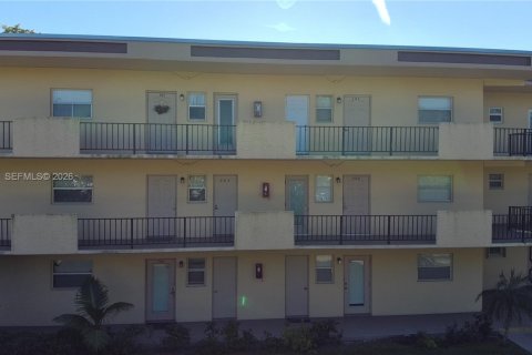 Condo in Hollywood, Florida, 2 bedrooms  № 1997016 - photo 4