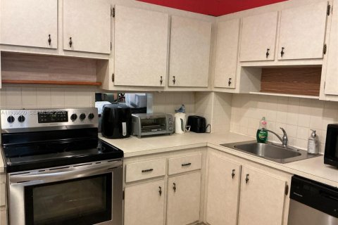 Condo in Hollywood, Florida, 2 bedrooms  № 1997016 - photo 8