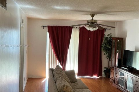 Condo in Hollywood, Florida, 2 bedrooms  № 1997016 - photo 16