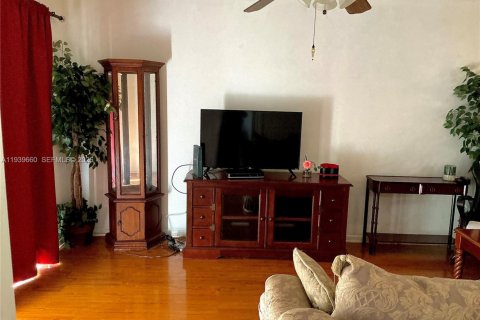 Condo in Hollywood, Florida, 2 bedrooms  № 1997016 - photo 17