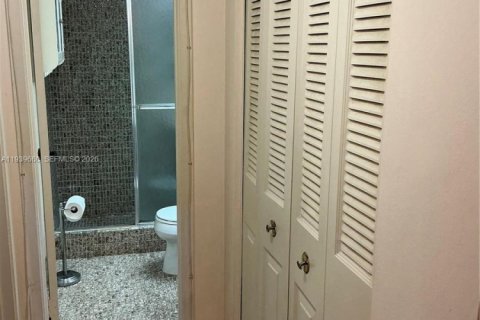 Condo in Hollywood, Florida, 2 bedrooms  № 1997016 - photo 14